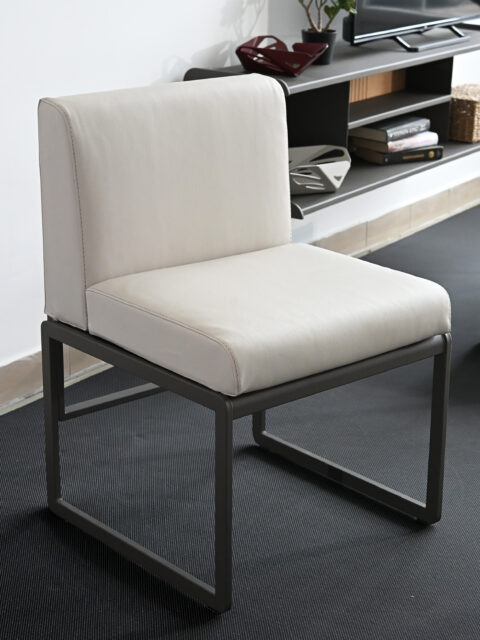 Sculpt Chair – modern, párnázott design szék fém vázzal